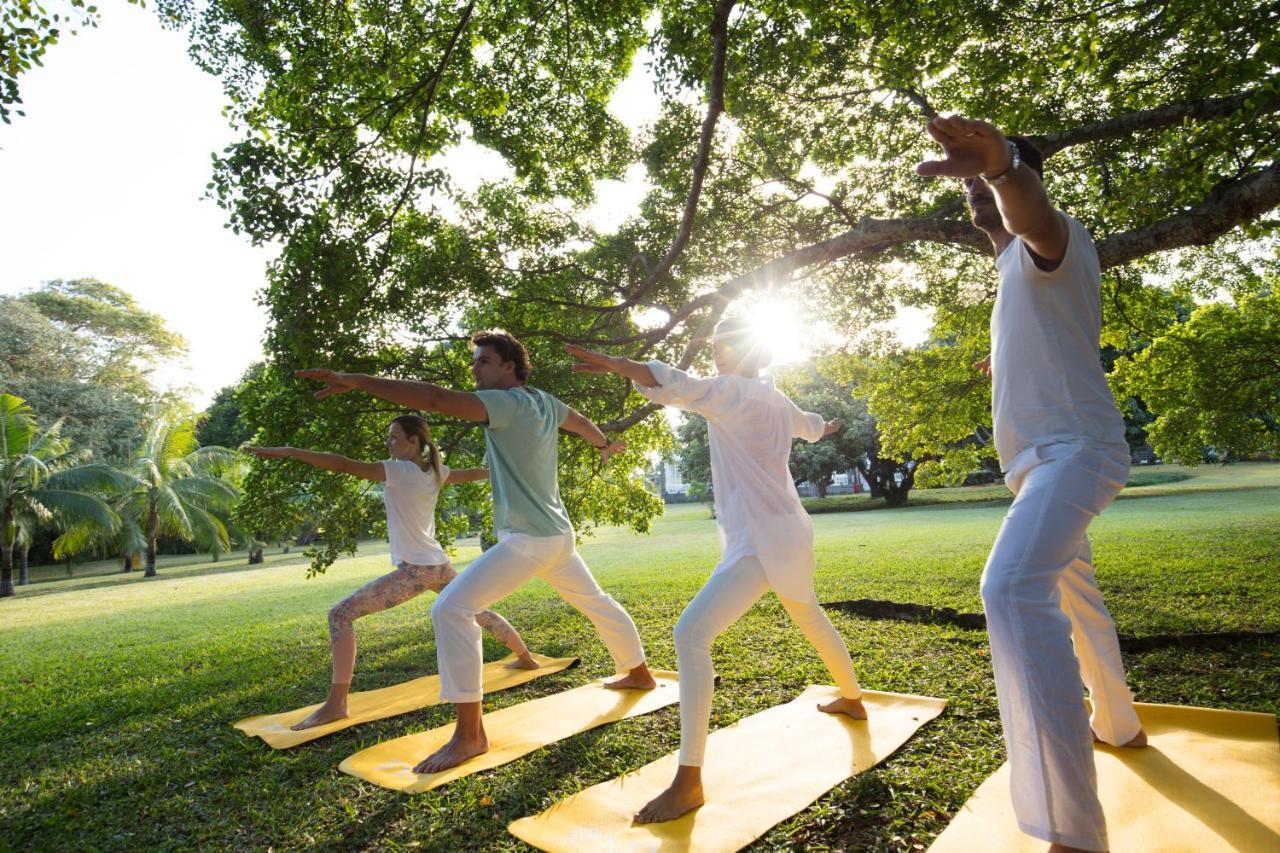 传承太妃高尔夫及健康度假村 贝尔欧布莱 外观 照片 A group of people practicing yoga