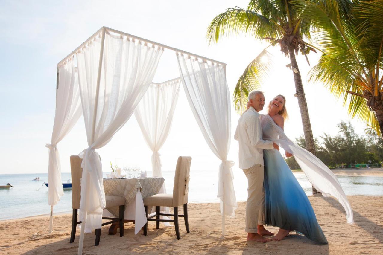 传承太妃高尔夫及健康度假村 贝尔欧布莱 外观 照片 A couple at Sandals Halcyon Beach